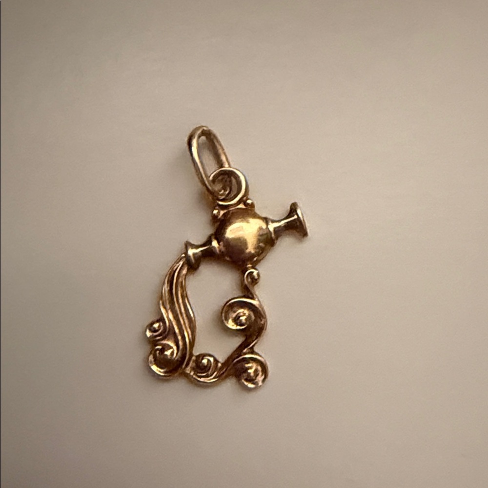 14k Gold Aquarius Pendant